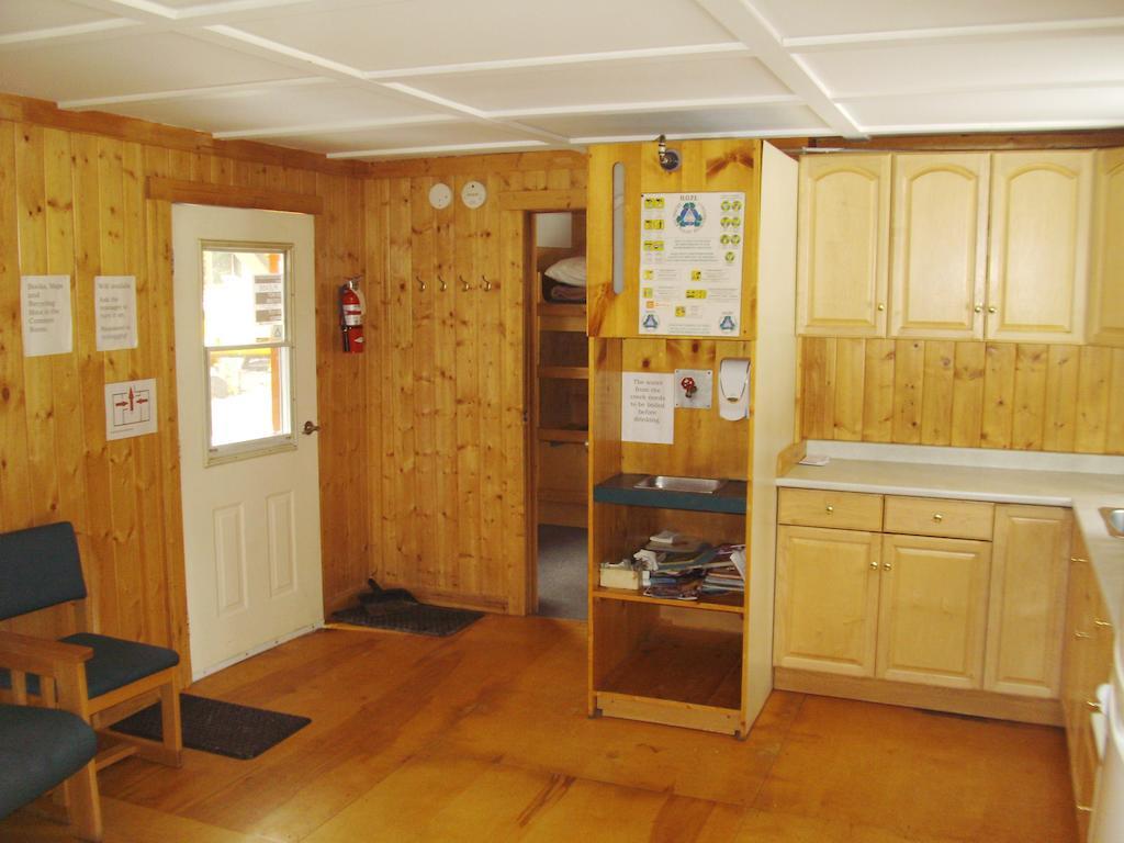 Hi Mosquito Creek - Wilderness Hostel Lake Louise Extérieur photo